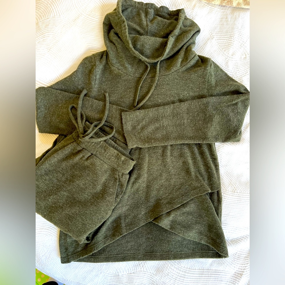 1.State sweater funnel neck sweatshirt and pants